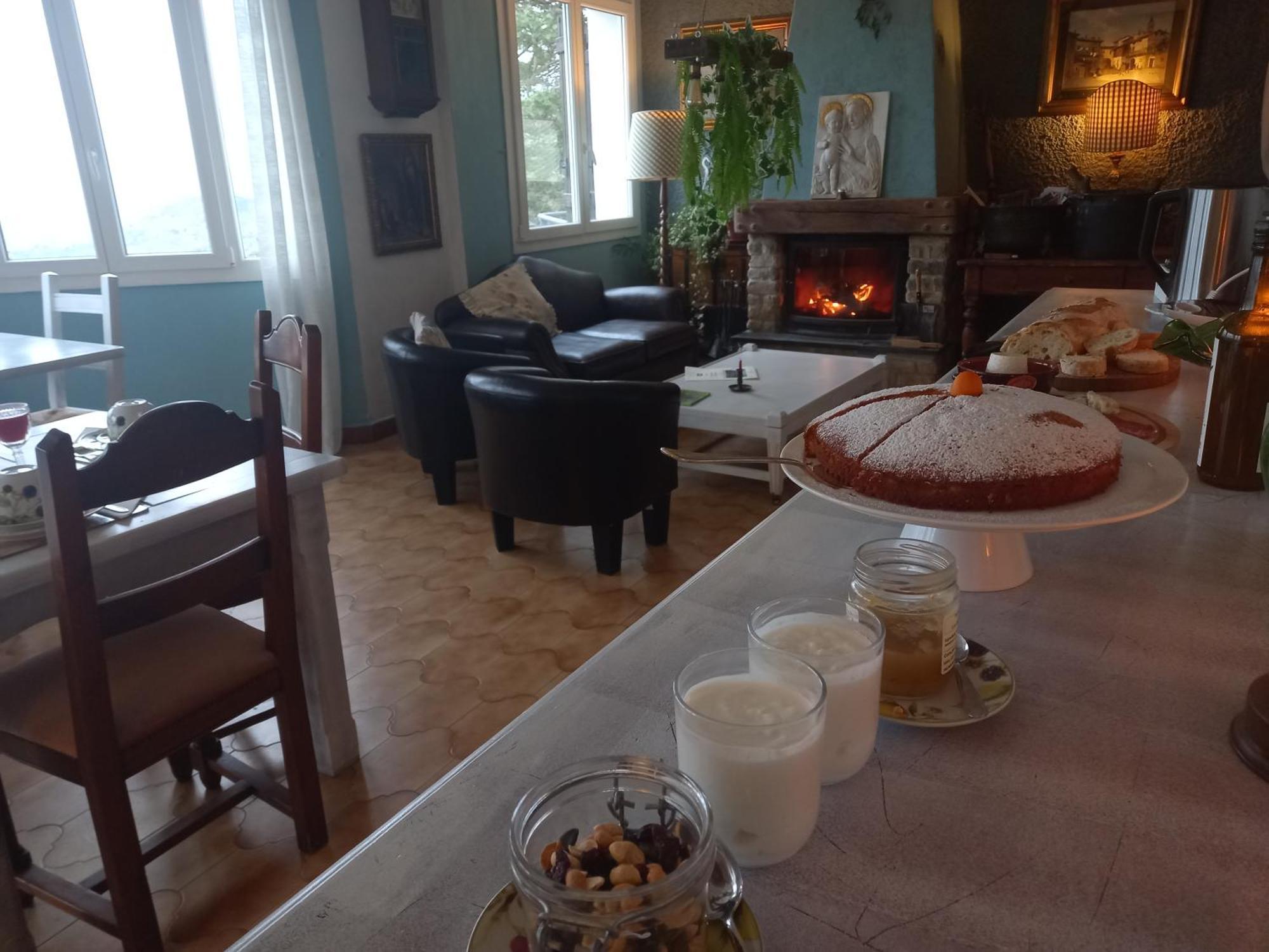 B&B Le Camelie Del Bosco Baiardo Buitenkant foto