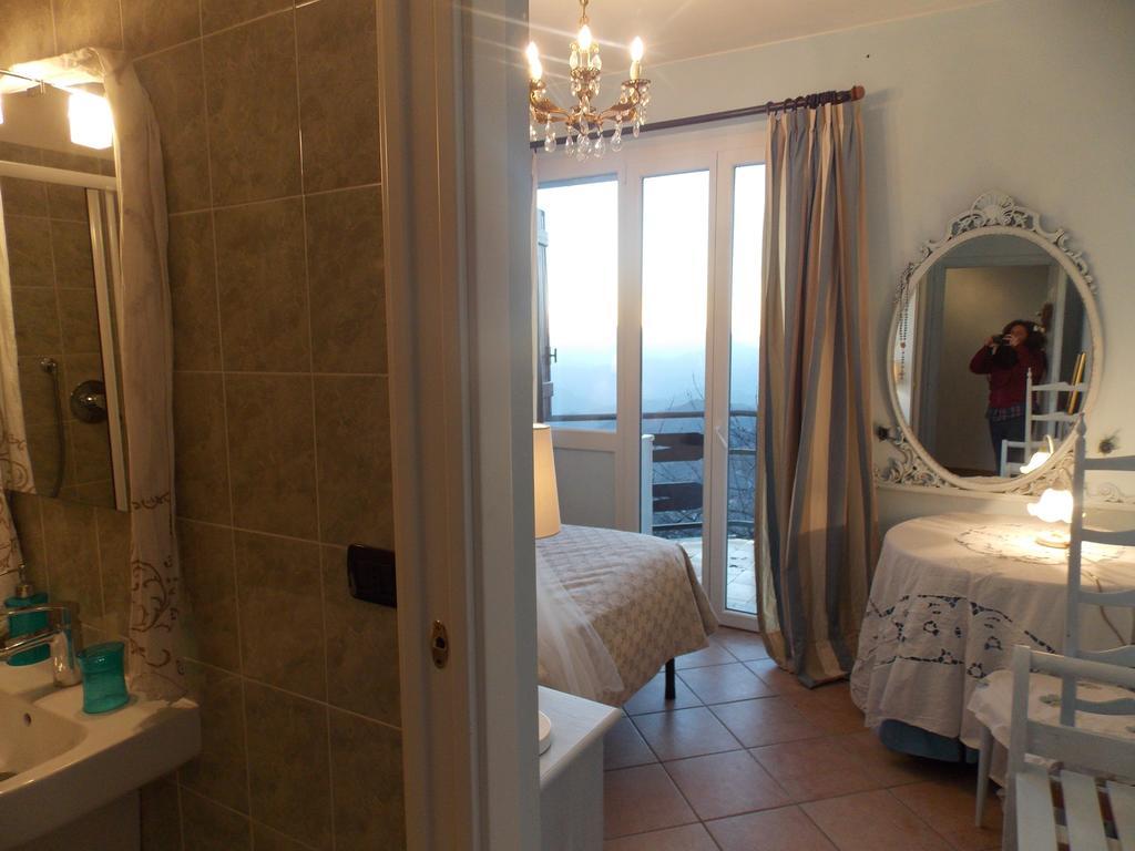 B&B Le Camelie Del Bosco Baiardo Kamer foto