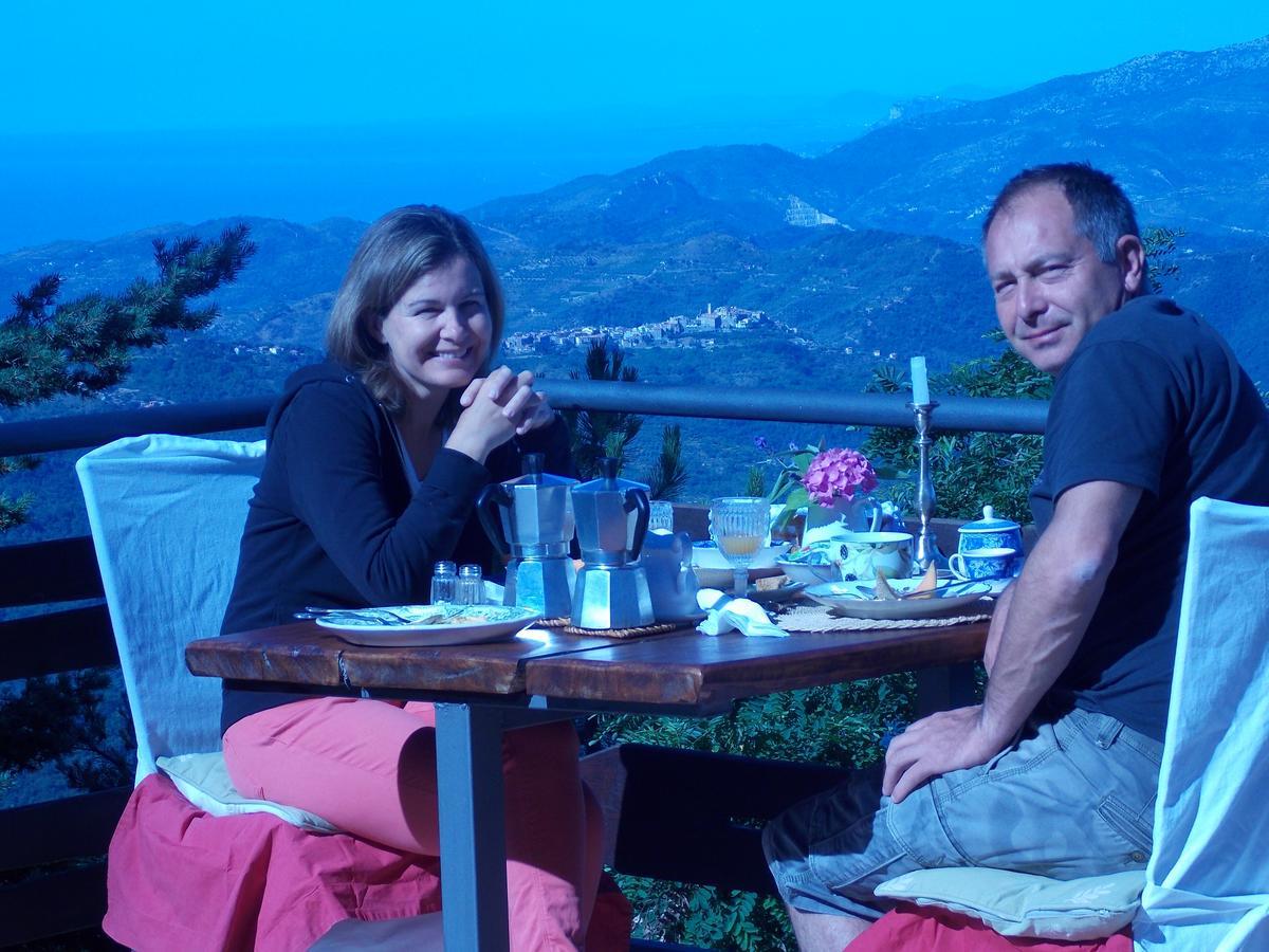 B&B Le Camelie Del Bosco Baiardo Buitenkant foto