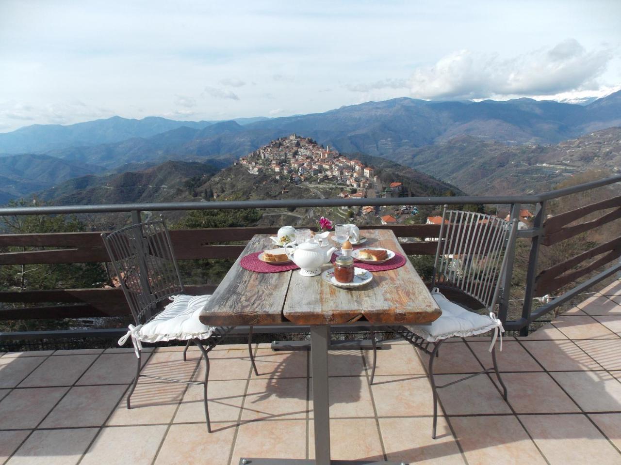 B&B Le Camelie Del Bosco Baiardo Buitenkant foto