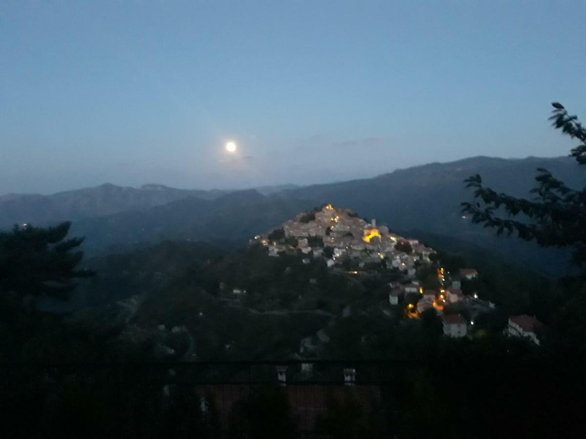 B&B Le Camelie Del Bosco Baiardo Buitenkant foto
