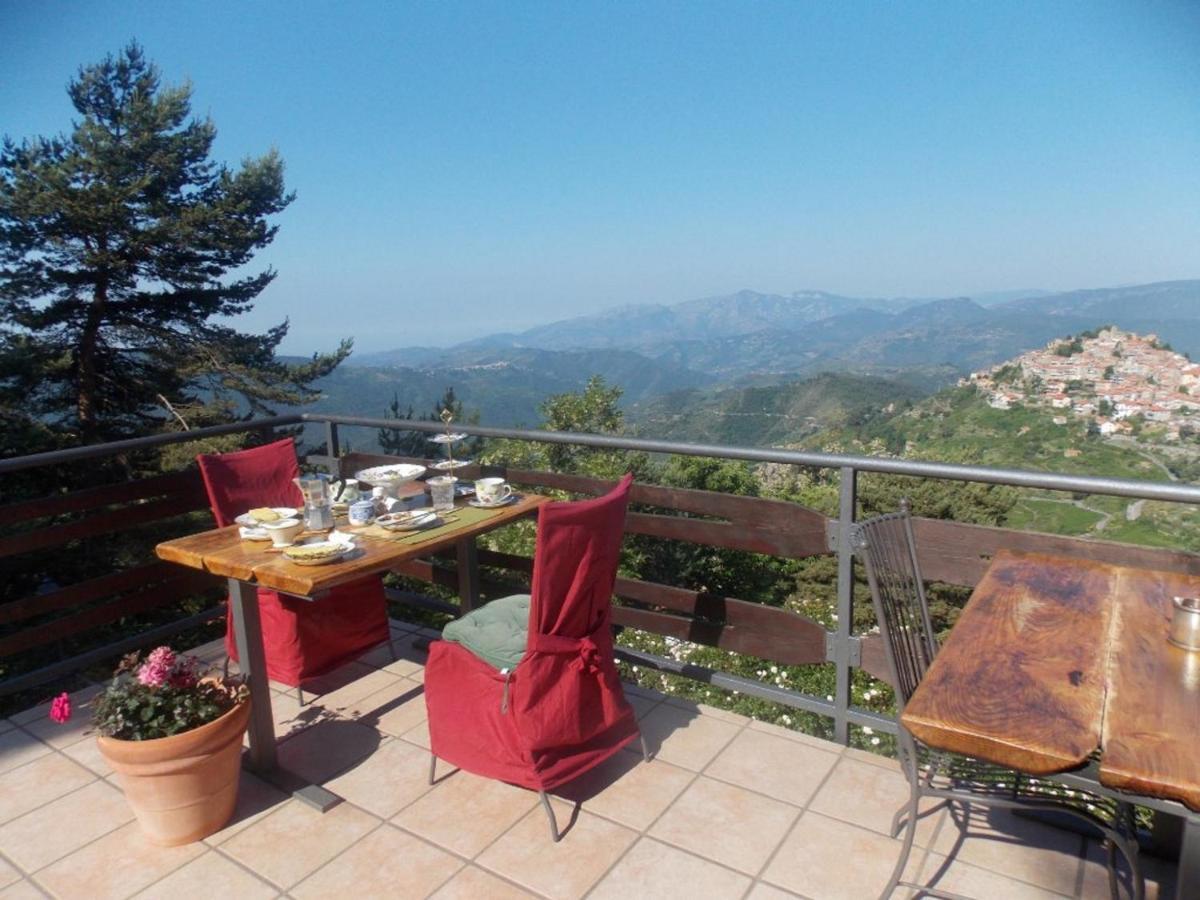 B&B Le Camelie Del Bosco Baiardo Buitenkant foto