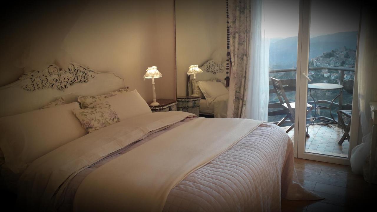 B&B Le Camelie Del Bosco Baiardo Buitenkant foto