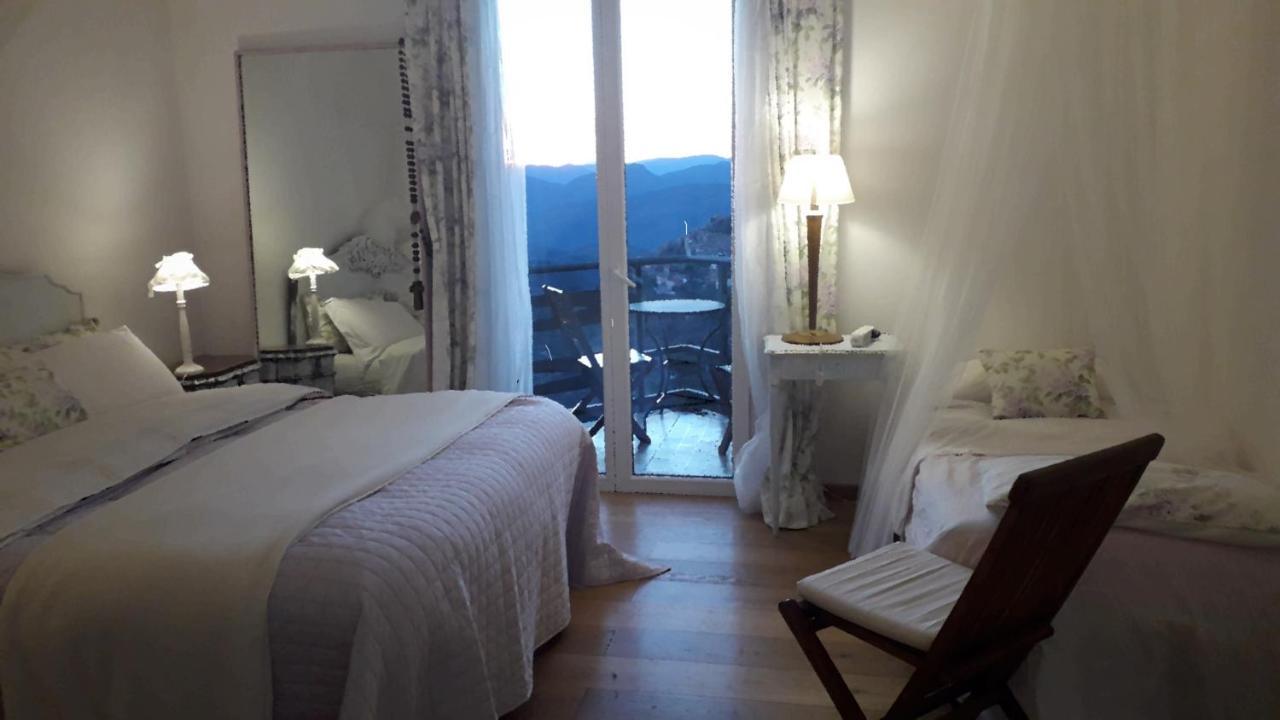 B&B Le Camelie Del Bosco Baiardo Buitenkant foto
